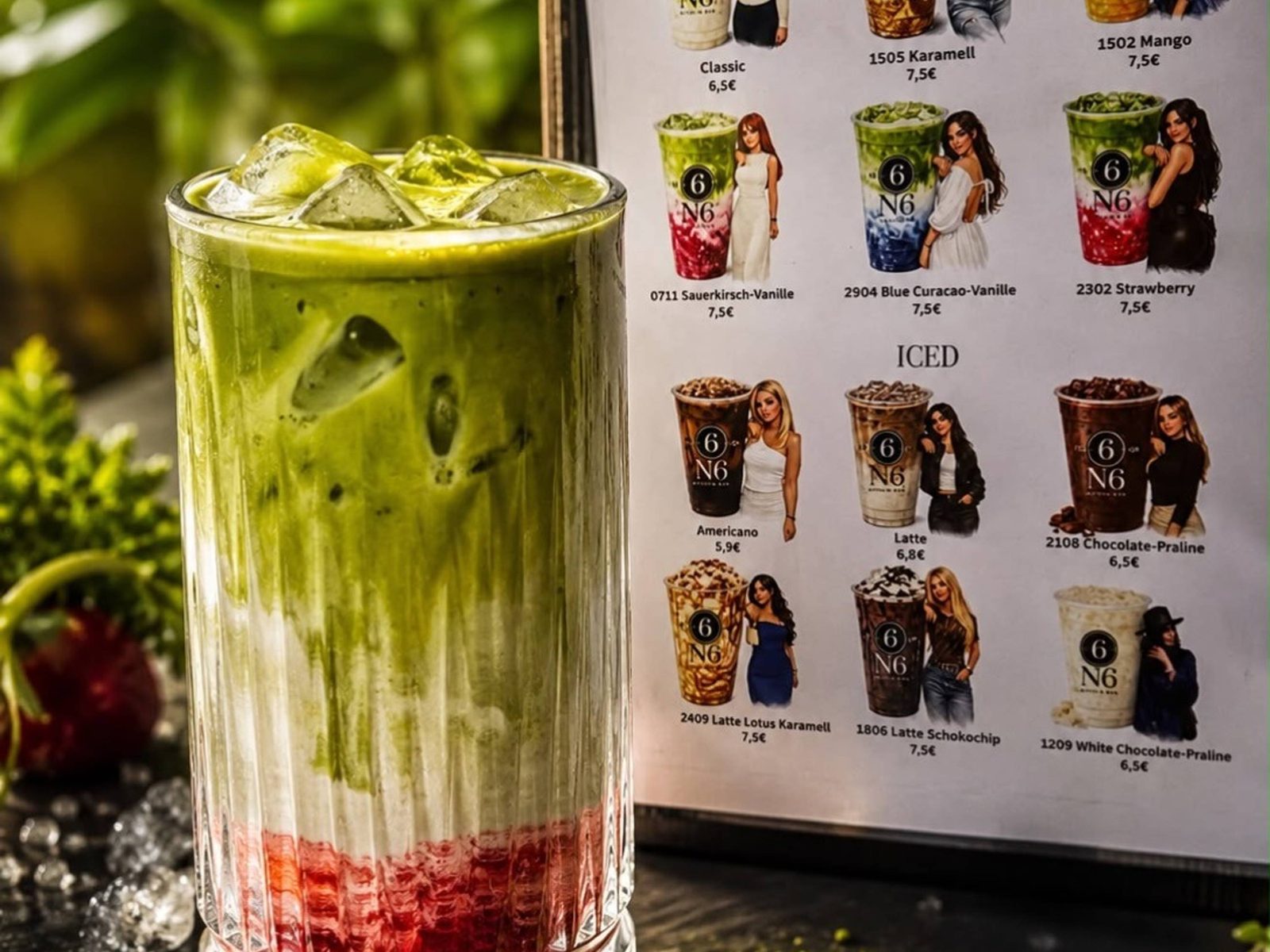 Iced Matcha mit Sauerkirsche vor dem Drinks-Board mit den Nummern
